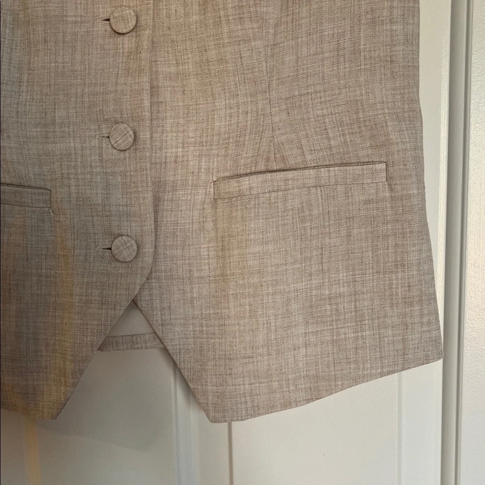 Abercrombie & Fitch Beige Sleeveless Vest - Picture 4 of 6